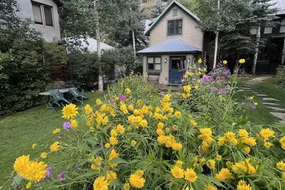 Image de Super Cute Festival Flower House in Telluride Town