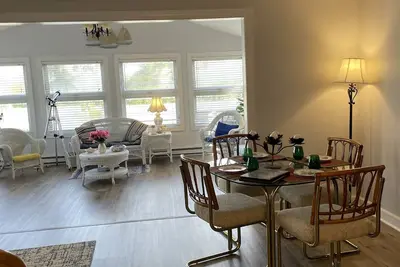 Image de 4 bed 3 bath Living, dining, family rooms for large families with many children
