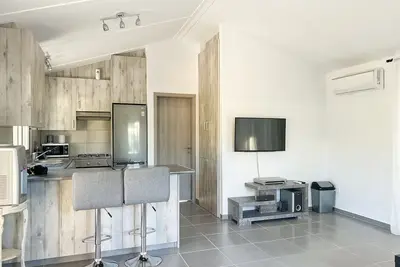 Image de Cosy 1 bedroom tiny house with beautiful garden, 8 min from the beach!
