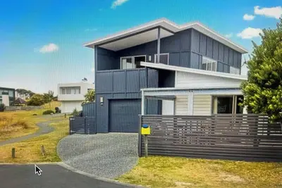 Image de Super comfortable 4 bedroom 2 bathroom holiday home close to beach and cafe.