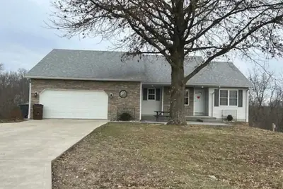 Image de Never Too Far\n Spacious house on dead end road with great outdoor space! \n\n