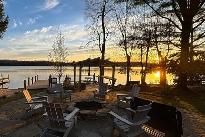 Image de Lakefront home offering private dock, beach, fishing and kayaks for activities.