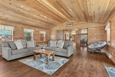 Image de Hidden Cabin W Fire Pit Lake Access Hot Tub Kayaks