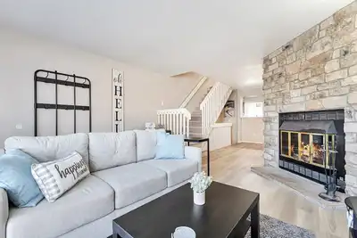 Image de Lafayette Townhouse Minutes from Good Samaritan Hospital