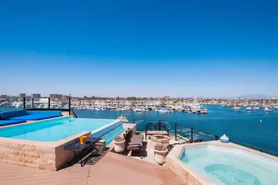 Image de Waterfront Mansion w. Rooftop pool and hot tub. Amazing bay & beach views