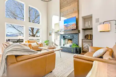 Image de Beautiful views of the front range, and ample space to host large groups