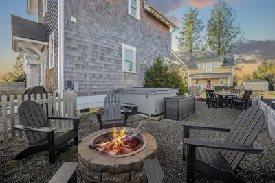 Image de Coastal Cottage w/ Private Hot Tub + Indoor/Outdoor Fireplace + Ev Charger