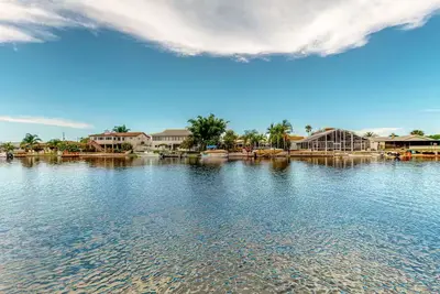 Image de Waterfront home with direct gulf access