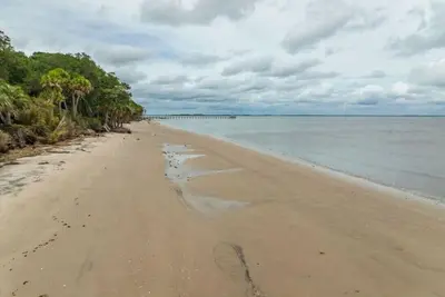 Image de Ideal beach getaway. House with large yard, oceanfront. (formerly named Lily)