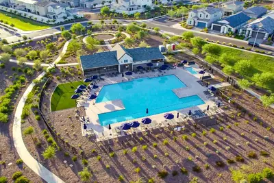 Image de Stylish Modern Home-Heated Community Pool