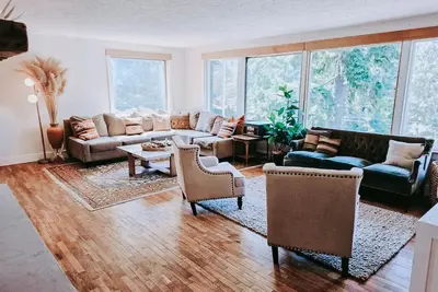 Image de Lakeside Retreat With Hot Tub, Amazing Views, And An Animal Sanctuary!