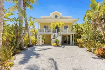 Image de \"Walk On The Beach \" house~3 bed, heated pool, 3min walk to the Bean Point Beach