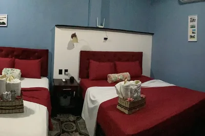 habitacion con dos camas queen refry y Ac con balcon.