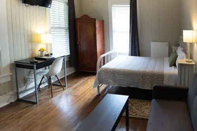 Image de Pool Cottage in Historic Old Town Beaumont