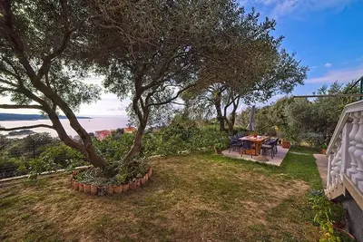 Image de Appartement d'une chambre avec le balcon et la vue sur le mer Supetarska Draga - Gonar, Rab (A-22586-a)