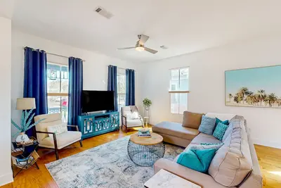 Image de Beautifully updated cottage with chic interior & prime location near downtown