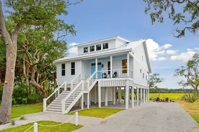 Image de Brand-new home near the beach with firepit, marsh views, deck, & W/D