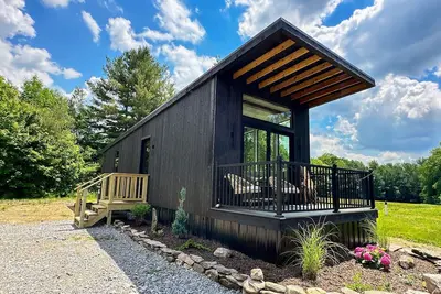 Image de Peaceful mountain view retreat with kitchenette & deck - near skiing
