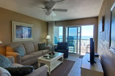 Image de Ocean view condo steps from the sand with balcony, pool & tennis