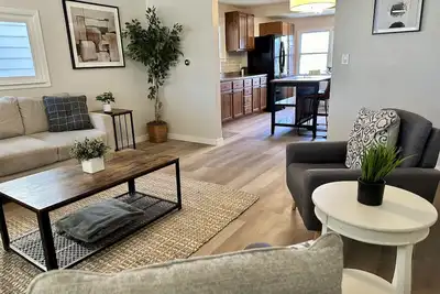 Image de Newly remodeled 3 bedroom home. Steps from the legendary Surf Ballroom Sleeps 8!