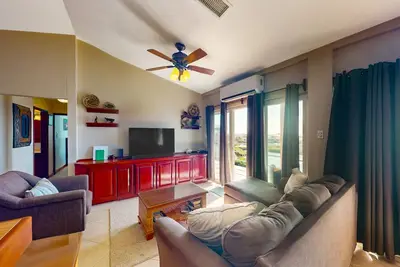 Image de Sunny third-floor waterfront villa with outdoor pool, balcony, & Ac