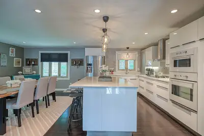 Image de Mt Washington Oasis … minutes from stadiums w/ parking & 3 full baths! !