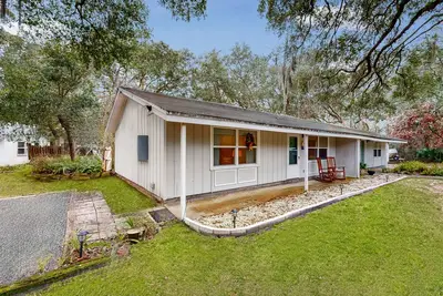 Image de Breezy bungalow near beach/golf with private patio & updated interior