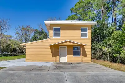 Image de 5 Mi to Lake Sumter Landing: Bright Home w/ Patio