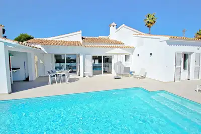 Adora - Villa moderne avec grande piscine privée à Moraira