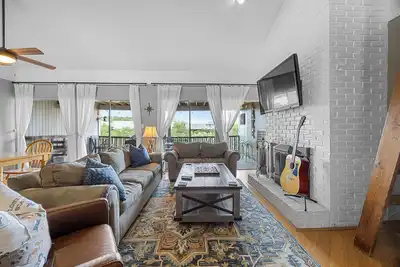 Image de Enjoy lake views from 2 decks! Walk to pool, gym & golf course. Lake access.