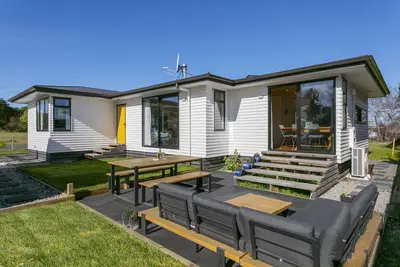 Image de Well appointed cosy house close to town and the lake