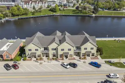 Image de Riverwalk Retreat - Riverfront 3br Condo w/ Jacuzzi & Lake Michigan Views