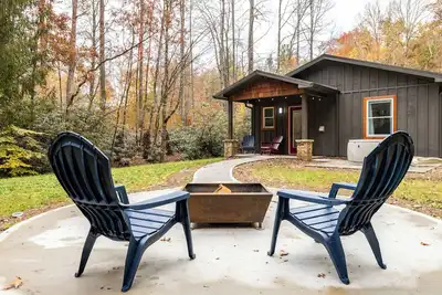 Image de Cozy Cabin Escape with Firepit in Brevard | Bear’s Place by AvantStay