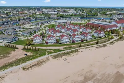 Image de Lakeside Condo - 2br, Lake Michigan Views & Massage Chair