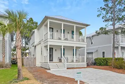 Image de New Seagrove Home - Steps to Beach, Bikes, Pool