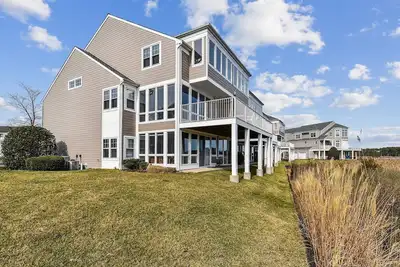 Image de Activities included up to $300 Free Per Week! ! New Listing 2024! This charming and well-appointed 3 bedroom, 3. 5 bath townhome features casually elegant and comfortable decor offering amazing water views!