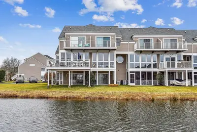 Image de Activities included up to $300 Free Per Week! ! New Listing 2024! This charming and well-appointed 3 bedroom, 3. 5 bath multi-level townhome features casually elegant and comfortable furnishings offering amazing views!