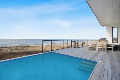 Image de Modern North Fork Haven: Beachfront, Heated Pool