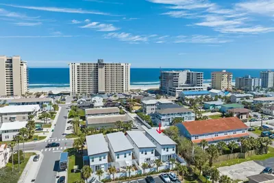 Image de Luxury Home 1 Block to Beach with Game Room