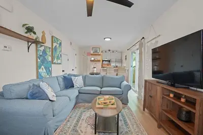 Image de 4 Blocks to Ocean Seaside Sanctuary Jax Beach