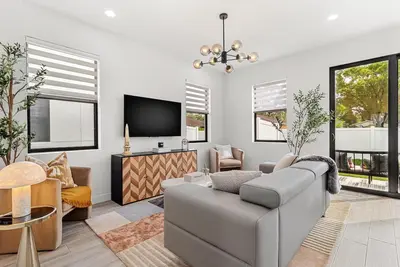 Image de Custom Designed Townhome Brand New near Everything