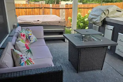 Image de Backyard Getaway! Near Iah Airport! Hot Tub!