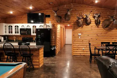 Image de Beautiful, Private, Cozy Lakeview Cabin \nWiFi with a Pool Table, Jacuzzi, & more