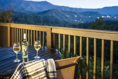 Image de Spacious 3bd Chalet w/ Views! Hot Tub + Near Town