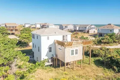 Image de Spacious Semi-Oceanfront Home with Ocean Views and a Quick Walk to the Beach!