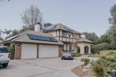 Image de Beautiful Tudor Home with Pool in Peaceful Neighborhood