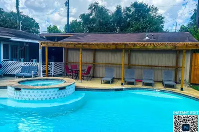 Image de Peaceful Home 10 minutes to Downtown, Shopping mall, Restaurants and Night Clubs