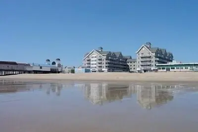 Image de Direct Ocean Front Unit With Private Balcony.