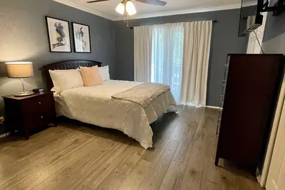 Image de Family & pet-friendly townhome in Austin w/ hot tub & deck! 7 mins from downtown