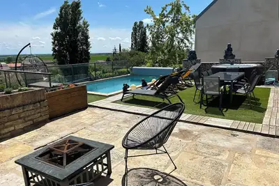 Image de Maison de campagne avec piscine à 15 minutes de Dijon, idéal pour les familles.
